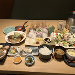 青島海鮮料理 魚益 - あじ刺身、蒸しカキ、メヒカリの唐揚げ、アラ煮、海鮮サラダ、茶碗蒸し、白ご飯、おみそ汁、日向夏ひなたハイボール