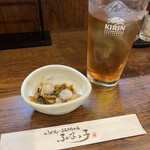 Funakko - ウーロン茶、お通し、各２７５円。都内の洗練？を受けているので、合計５５０円ならかかって来い！です笑。