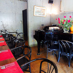 ピアノのある店内