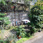 Danae - 入り口脇の露天テーブル