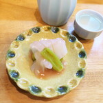 季節料理 あまね - イタドリとアオリイカの酒盗あんかけ。胴とゲソの食べ比べ、穏やかでありつつ旨味が迫る「酒盗あん」が凄い！
