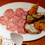 ランピオーネ - 3種のクロスティーニ＆サラミ