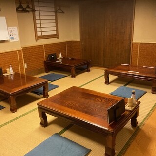 居心地のよい純和風の店内には、カウンター席やお座敷個室など