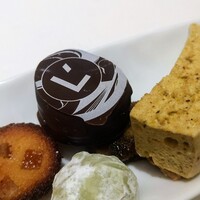 ロオジエ - ミニデセール。特に、ピスタチオのパブロヴァがピスタチオ感が強くて、ふわふわで美味しかったてす。ホースで頂きたい。
