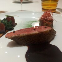 ロオジエ - 鴨の
                      皮目はカリッと香ばしく、溢れんばかりの旨味がつまった身。だけど、何よりもソースが!!鴨のエキス、フォンドボーやバターを使ったソースは口当たりはとろとろ、濃厚な旨味や甘みに悶絶。思わず追いソース。