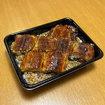 うなぎの新甫 - 蒲焼を4切乗せた折弁当。