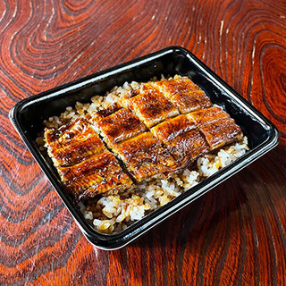 Unagi No Shimpo - 小折弁当。うなぎの切り身が小さ目ですが人気のお弁当です。