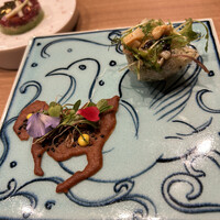 Restaurant Honjin - 鮑のサラダ仕立て　碧南のアミエビとシラス
                    ほうろくチュイル　知多のマイクロリーフ