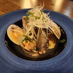 豊洲直送鮮魚と釜飯 二代目 魚義 - 蛤の酒蒸し