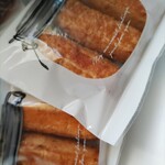 イーストア - 黒こしょうとチーズの焼き菓子¥210