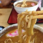 カレーうどんの山本屋 - 手前がカレー蕎麦、色が少し黒くて細いのがわかるかな