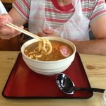 カレーうどんの山本屋 - エプロンつけてあつあつカレーうどんを豪快に