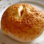 ル・ボヌール - 「４種チーズのパン」180円