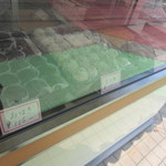 Koma ya - お盆の前だったんで店頭にはこの店の代名詞の豆大福やおはぎ等の数種類しか御饅頭は並んでませんでした。
                