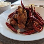 CINA New Modern Chinese - 辣子鶏山椒炒め　写真が上手くとれていませんがインパクトあります。キレの良い辛さ、スパイシーさとそれに負けないこんがり揚がった鶏。満足です。
