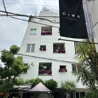 CINA New Modern Chinese - お向かいビルのお花のディスプレイが目を引き近寄って見たら、恵比寿では老舗？エスニック料理のニャーベトナムやうしごろのお店が移転？展開？で入ってました。そんなグルメストリートにあります。