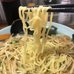 Niramen Shoppu - 半透明な中太縮れ麺。