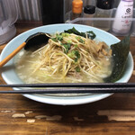 Niramen Shoppu - ネギラーメン、塩、850円。平日中盛りサービス。