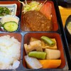 洋食 小さこ - 日替わり定食(税込1,000円)
①煮込みハンバーグ、サラダ(キャベツ&トマト)
②野菜焚き合わせ
③ピーマンのお浸し
④白ご飯、ゆかり掛け
⑤お味噌汁
⑥お漬け物
⑦カットバナナ