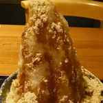 目白 志むら - 今回は黒みつきなこ650円を注文しましたが、氷の盛りの多さもさることながら、黒みつの量と