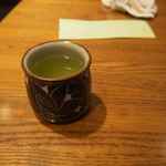 目白 志むら - 食後には熱いお茶が席に用意され、お茶の苦味によって口の中の甘さがリセットされ
      甘いモノを食べた後のサービスにはいい感じです。