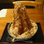 目白 志むら - 黒みつきなこ味のかき氷を頂くと、シャリシャリ＆ジャリジャリとした食感の氷が混ざる事で
      タップリと黒みつときなこが使われた強いコクと甘みを感じるかき氷ながら
      氷の力によってさっぱりと頂けます。