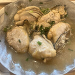 赤羽 トロ函 - 牡蠣のにんにく貝焼き