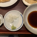 吾妻橋 やぶそば - 薬味の大根おろしと刻み葱、山葵と蕎麦つゆ