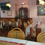 ネイチャータンドール - 店内。手洗いは正面の柱の陰にあるみたい