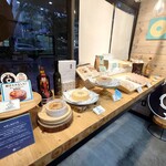 バウムクーヘン専門店アニバウム - 店内にはホールバウム、お土産用バウム等いろいろあります