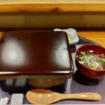 やき鳥 たかはし - 蓋した状態の鶏重(写真、ボケちゃってすみません)