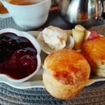 茶室 雨ト音 - 自家製スコーン、自家製ジャム、クロテッドクリーム、フルーツ(キウイ・ぶどう)