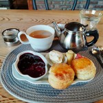 茶室 雨ト音 - ミルクを入れて、クリームティも提供されました。