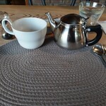 茶室 雨ト音 - ミルクティブレンド。砂時計の砂が落ちきったら注いでOK！