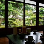 創作茶屋 まきの木 - 座敷から見る日本庭園2009.11