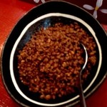 南インド料理 なんどり - ホースグラスとカレーリーフの炒め物　ラッサムで使った豆を使用しているが濃厚な風味と香りがまだたっぷりと楽しめる