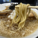 燕三条らーめん潤 - 麺はもっちり食感の太麺