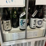 Kousaku - ドリンク冷蔵庫は右側が純米酒左側が純米吟醸酒