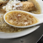 燕三条らーめん潤 - 背脂のコクと煮干しの香りが最高。見た目ほどしつこくなく、旨味たっぷりのスープ。