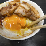 燕三条らーめん潤 - チャーシューエッグ丼　　半熟目玉焼きに、甘辛タレのかかった柔らかチャーシューがトッピングされています。