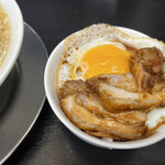 燕三条らーめん潤 - チャーシューエッグ丼