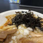 燕三条らーめん潤 - 刻みタマネギ、岩のりも脇を固める重要アイテム