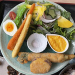 里山カフェ 里千歩 - 大皿に盛られた多彩なお料理