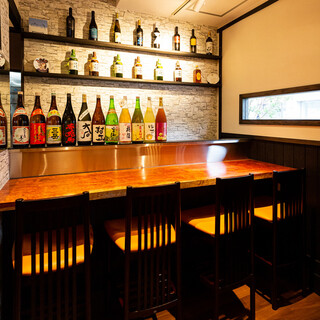 気軽に利用できるカウンター席。仕事帰りなどにも気軽にご利用ください。