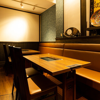 ゆったりリラックスできるソファー席。カウンターと合わせて20名様まで対応OK！