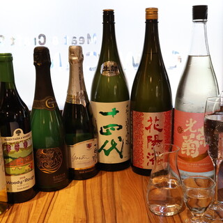 请一起品尝应季的“日本酒”和严格挑选的葡萄酒。
