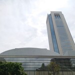 加賀 - 手前が新国立劇場(渋谷区)。右に聳えるオペラシティ(新宿区)。オペラシティのガレリア中央が区境になっています。