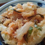 加賀 - ジューシーな玉ねぎを始め、たっぷりの野菜が入ったヘルシーな(笑)”かき揚げ”。