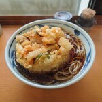 加賀 - かき揚げ そば、550円。