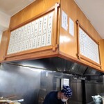 加賀 - 内向きカウンター上のメニュー。